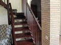 Dettaglio della  scala di accesso (in Iroko)  al piano superiore