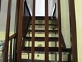 Dettaglio della  scala di accesso (in Iroko)  al piano superiore